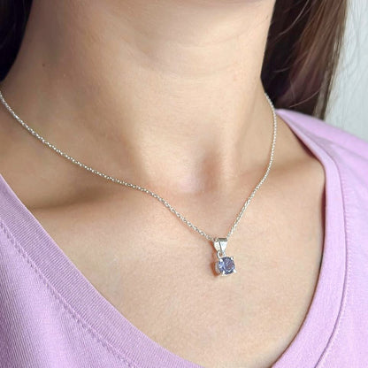 Sidabrinis pakabukas su apvaliu jolito akmeniu ir grandinėle