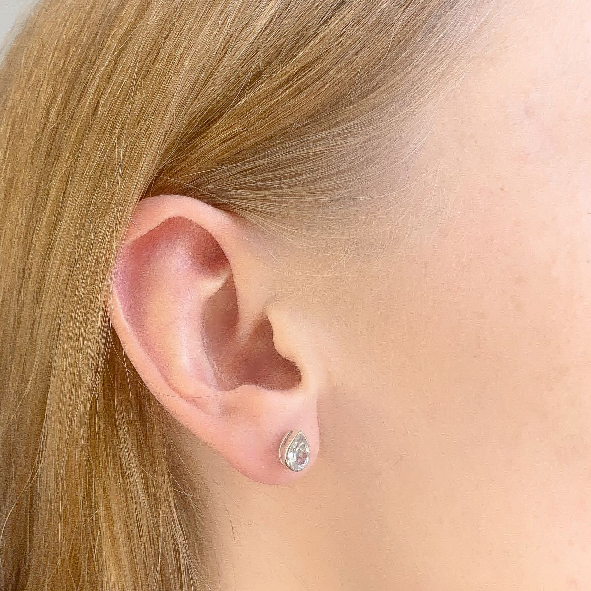 Lašo formos sidabriniai auskarai su topazu