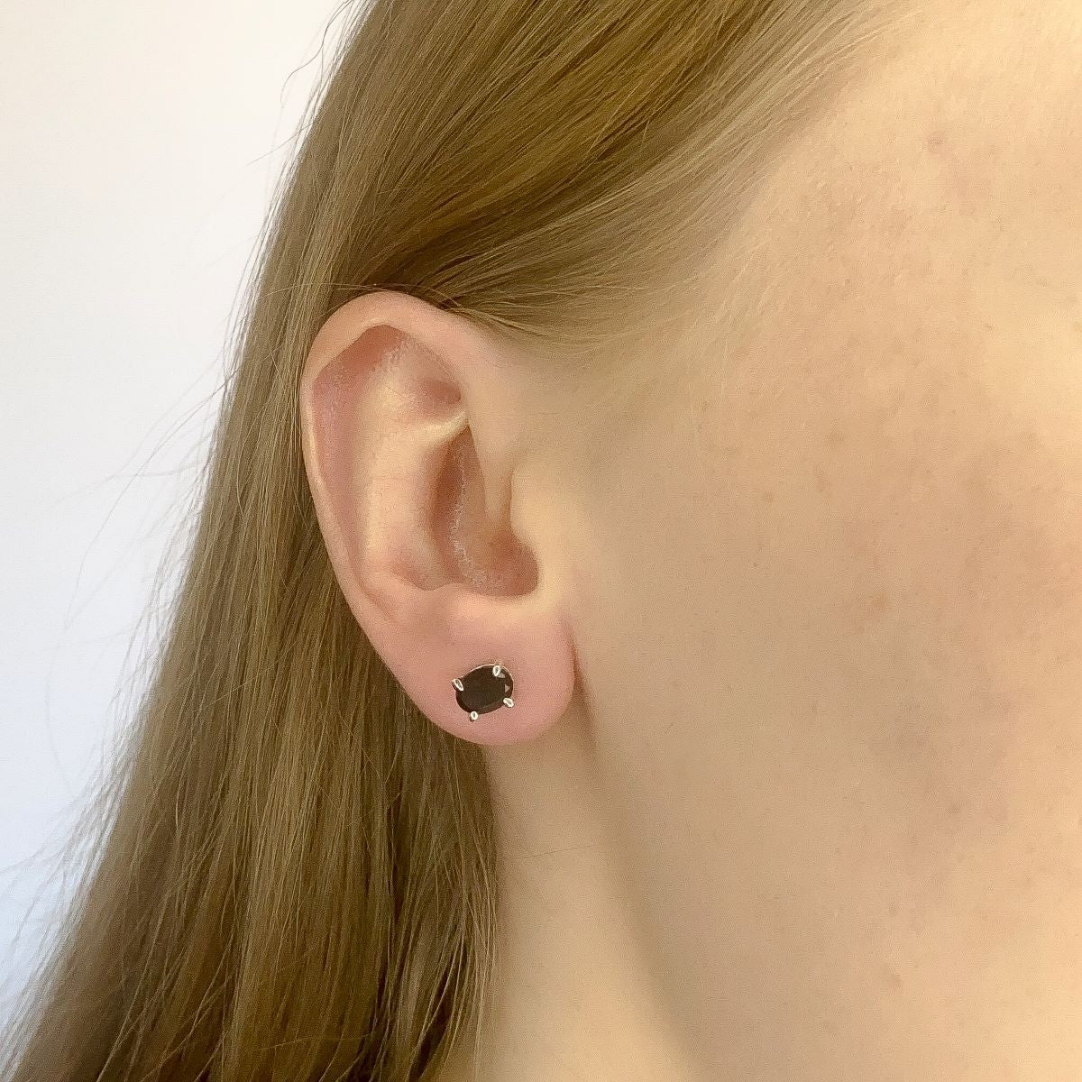 Sidabriniai ovalūs auskarai su onikso akmeniu