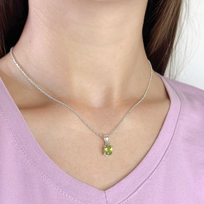 Sidabrinis pakabukas su ovaliu peridoto akmeniu ir grandinėle