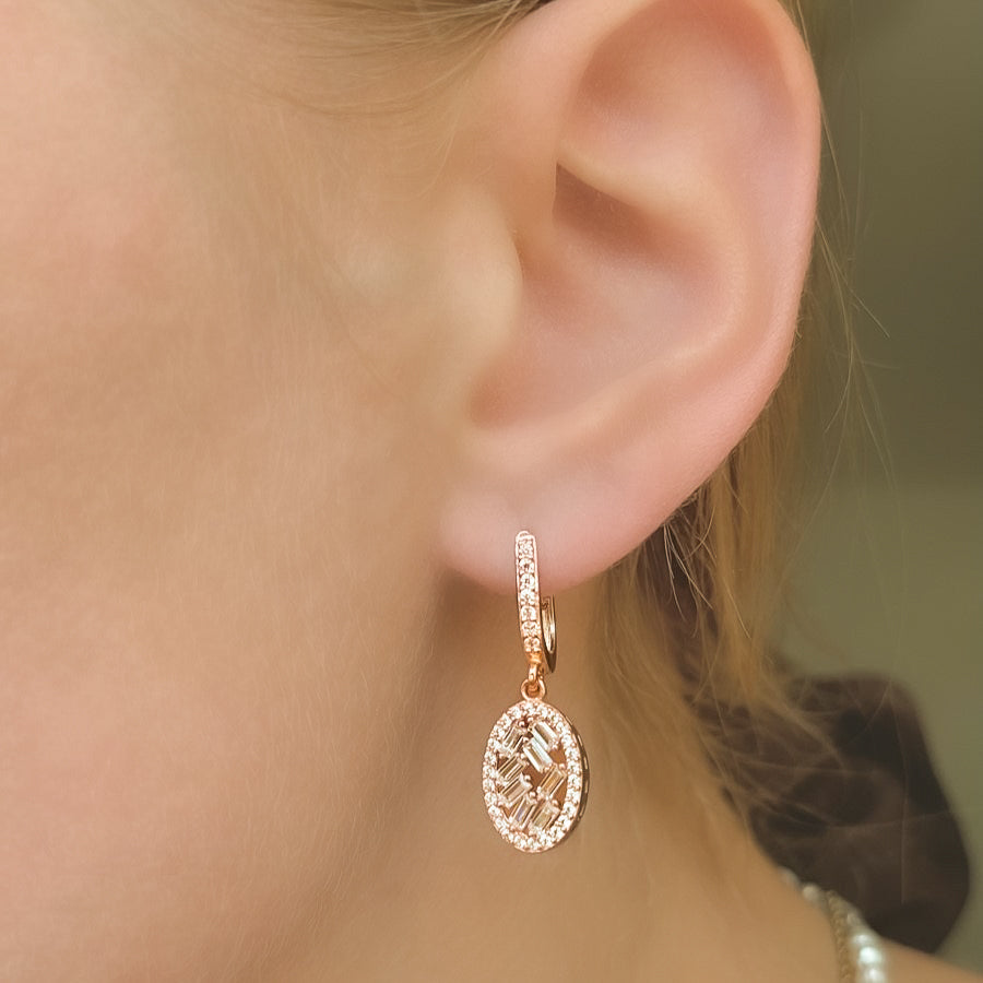 Sidabriniai paauksuoti kabantys auskarai anglišku užsegimu su cirkoniais