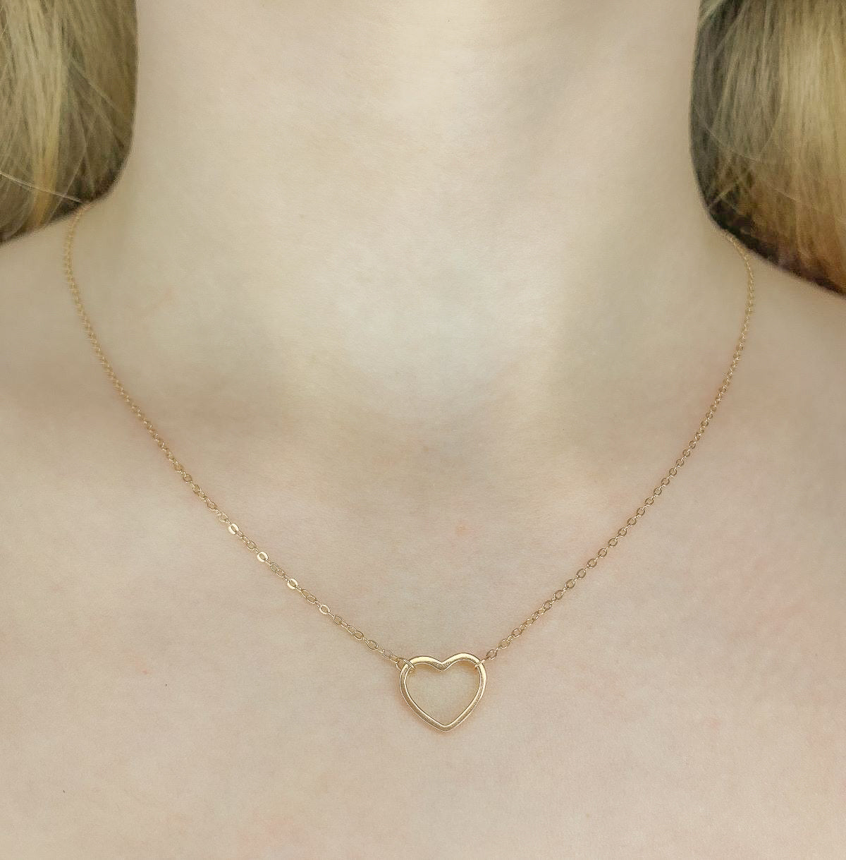 Auksuotas pakabukas širdelė su grandinėle