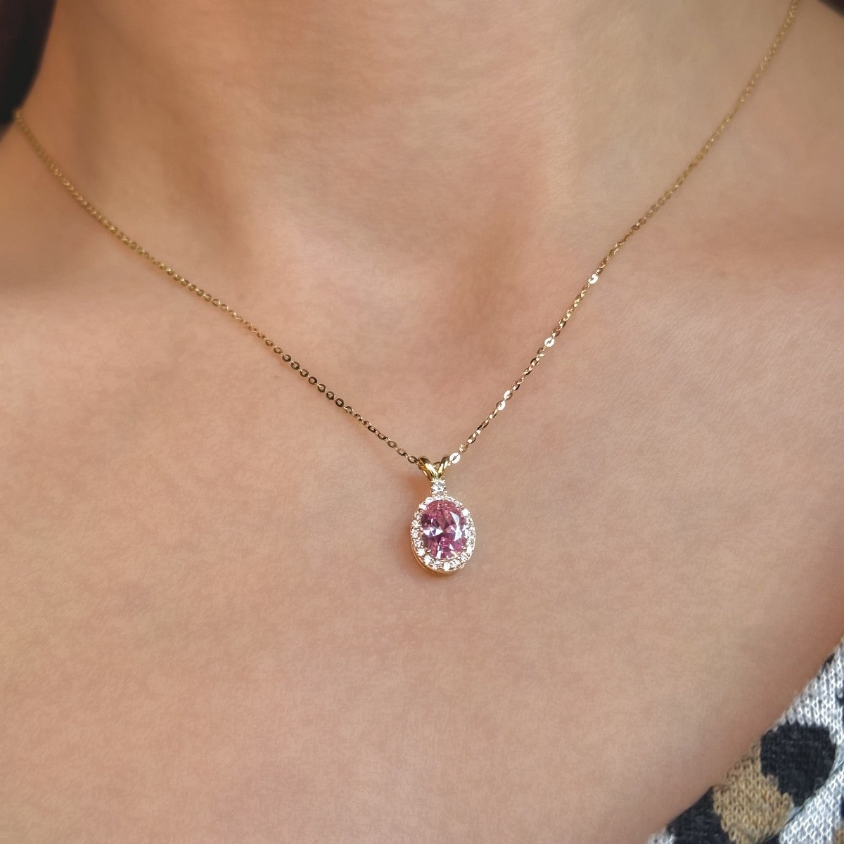 Sidabrinis auksuotas pakabukas su ovaliu rožiniu cirkoniu ir grandinėle