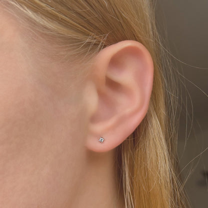 Sidabriniai rodžiuoti 2-8 mm vinukai su cirkonio kristalais