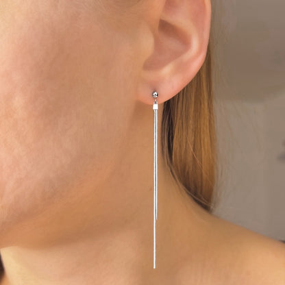 Sidabriniai rodžiuoti kabantys auskarai su grandinėle