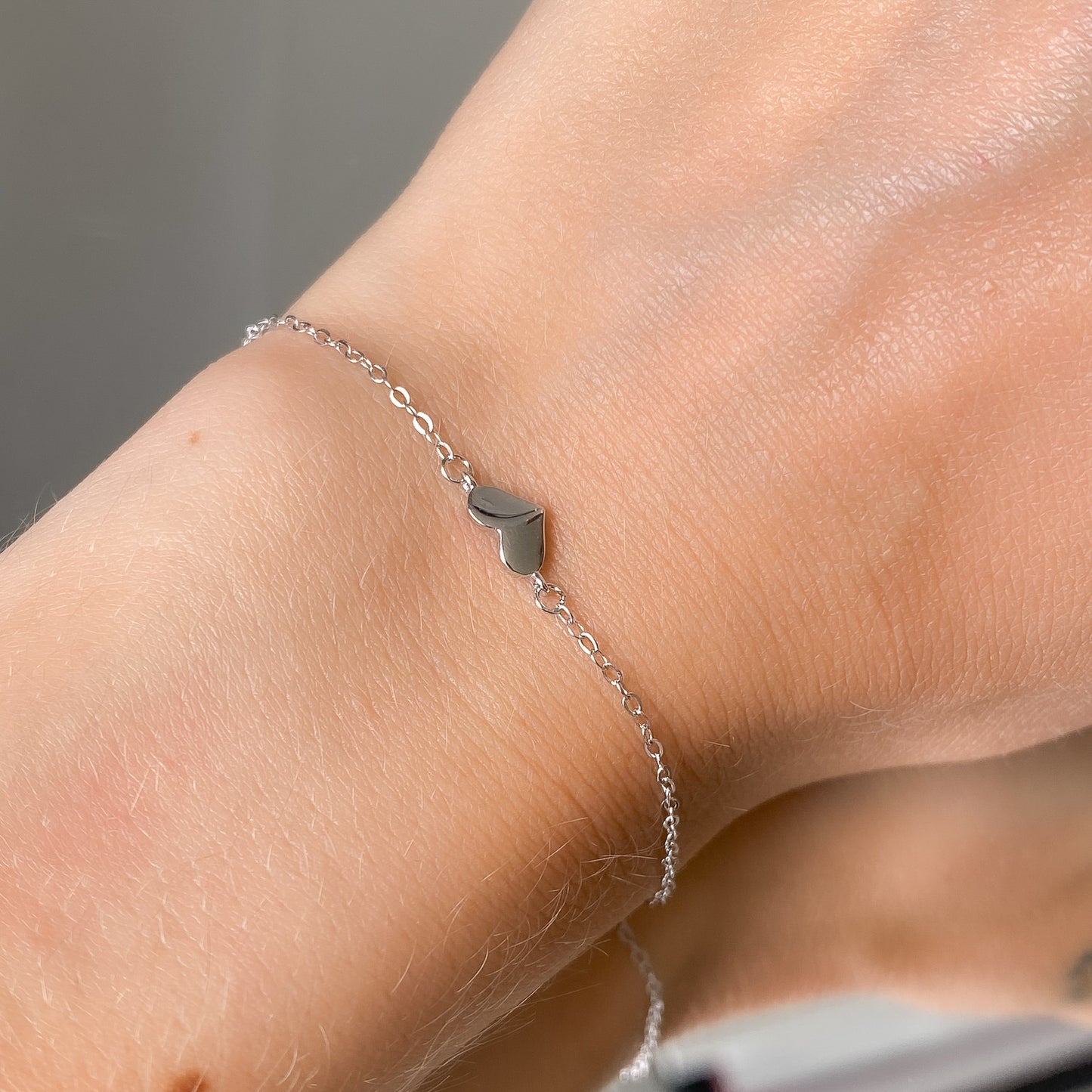 Sidabrinė rodžiuota apyrankė su širdele