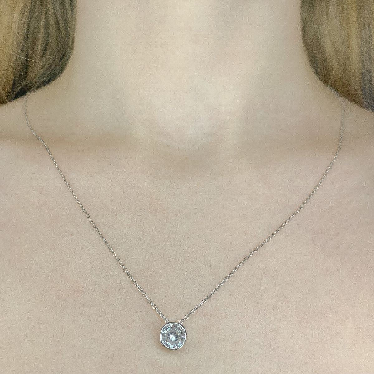 Sidabrinis rodžiuotas pakabukas su cirkonio akute ir grandinėle