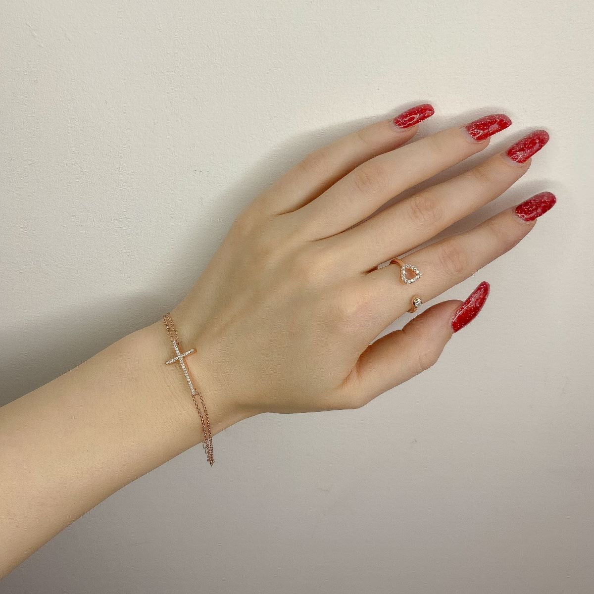 Sidabrinė paauksuota apyrankė su kryželiu