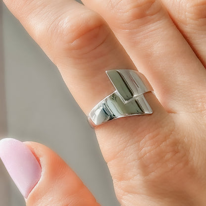 Platus sidabrinis rodžiuotas žiedas