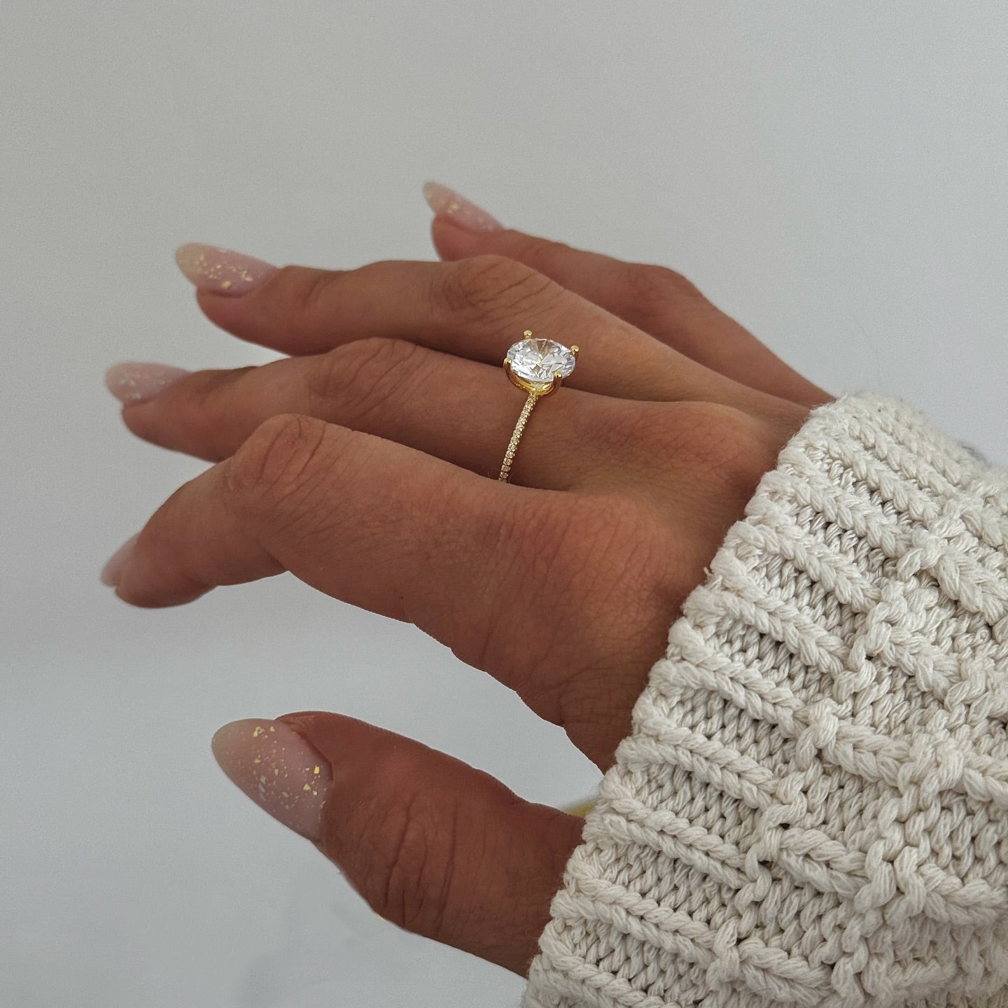 Sidabrinis auksuotas žiedas su 9 mm cirkonio akute