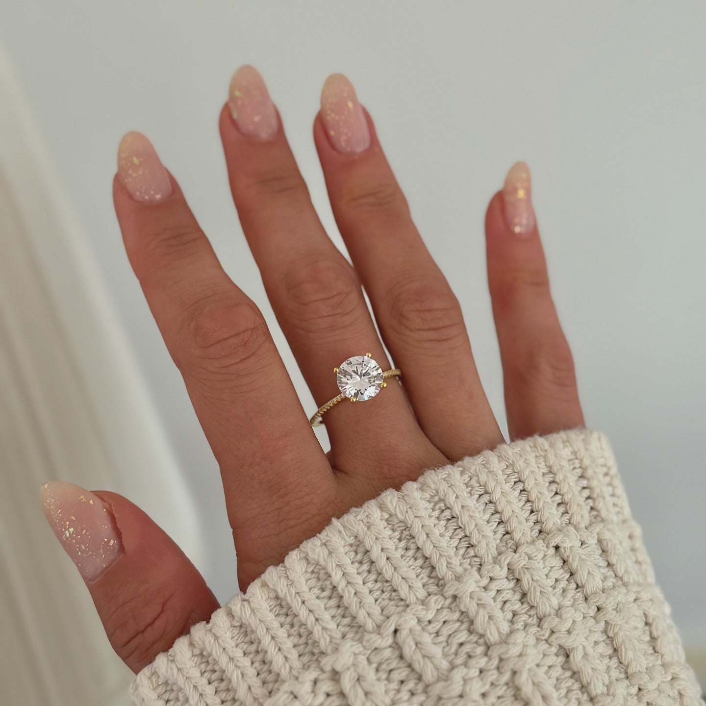 Sidabrinis auksuotas žiedas su 9 mm cirkonio akute