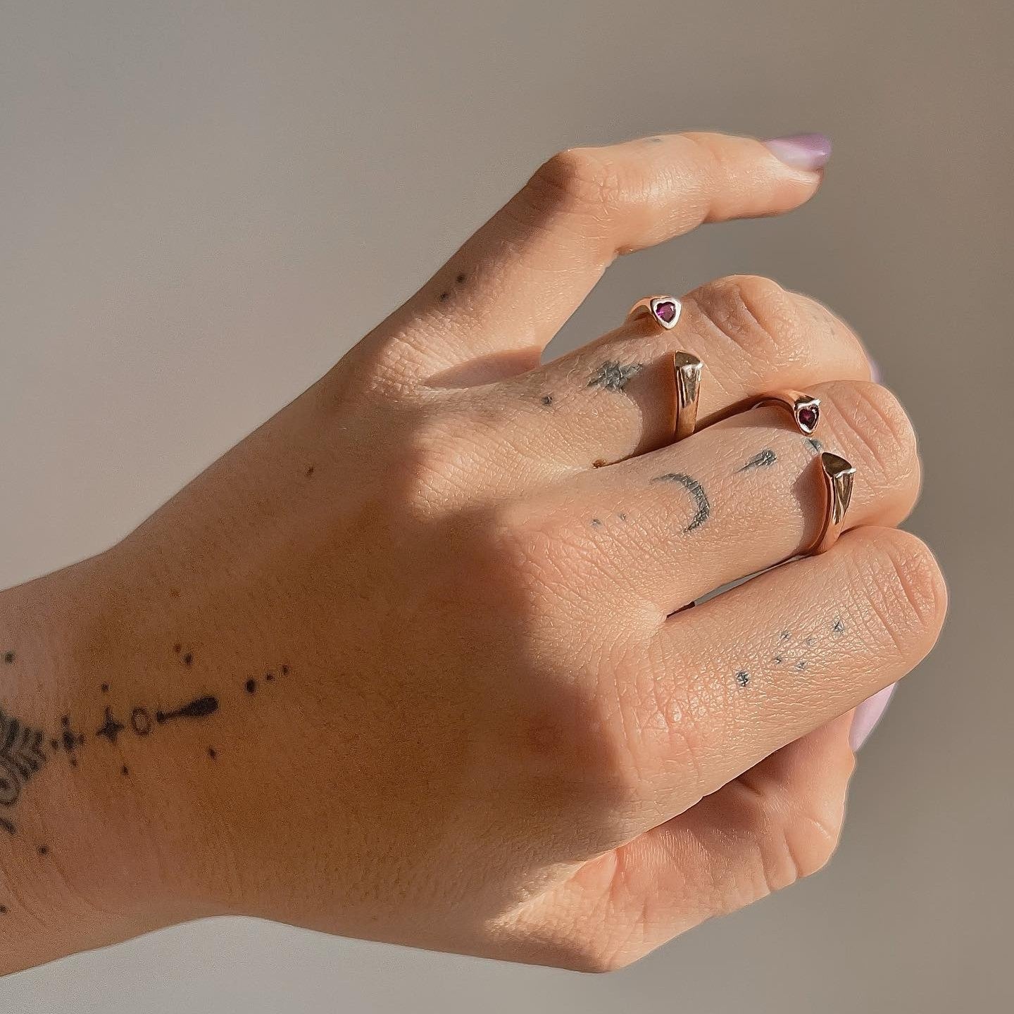 Sidabrinis paauksuotas žiedas su inkrustuota širdute