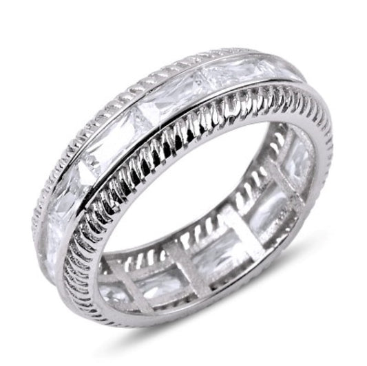 Sidabrinis rodžiuotas 7 mm pločio žiedas su stačiakampiais kristalais