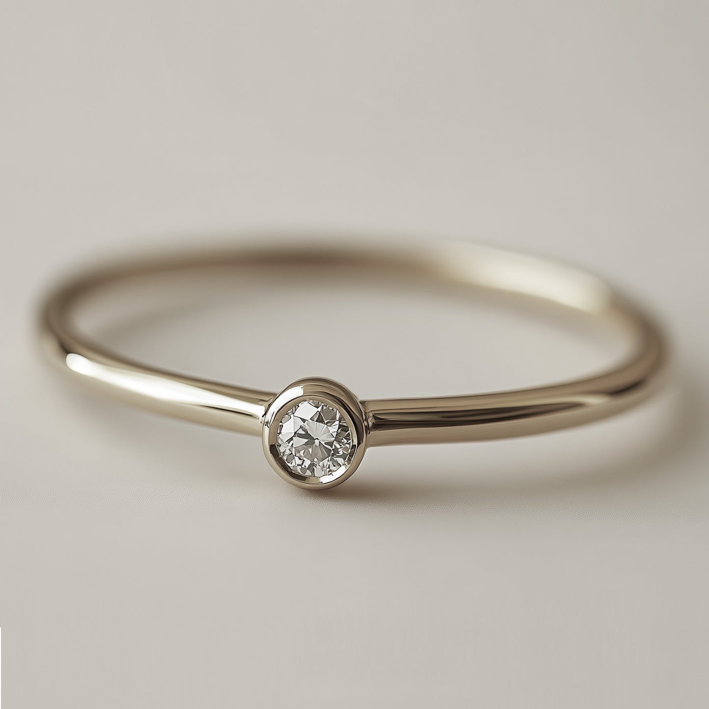 Sidabrinis rodžiuotas žiedas su maža cirkonio akute