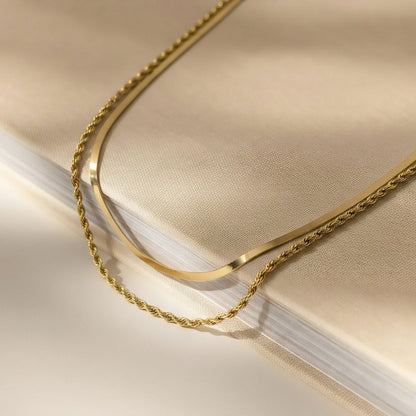 Auksuota dviejų gijų grandinėle