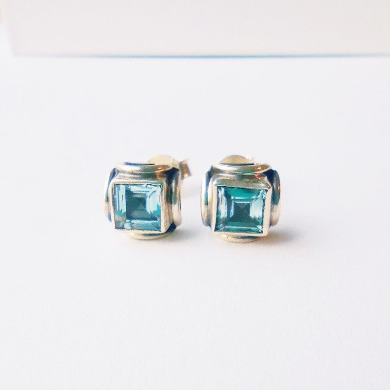 Kvadratiniai sidabriniai auskarai su topazu