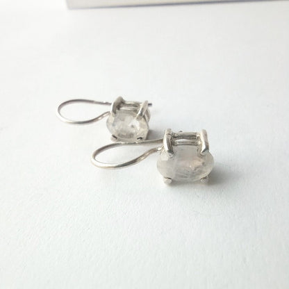 Sidabriniai auskarai su ovaliu mėnulio akmeniu