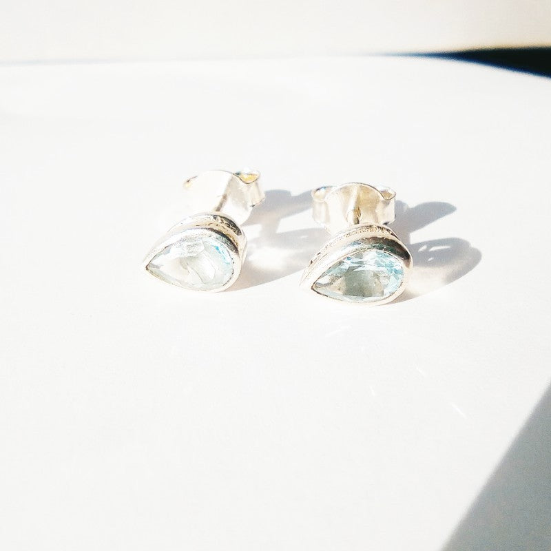 Lašo formos sidabriniai auskarai su topazu