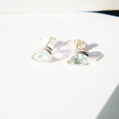 Lašo formos sidabriniai auskarai su topazu