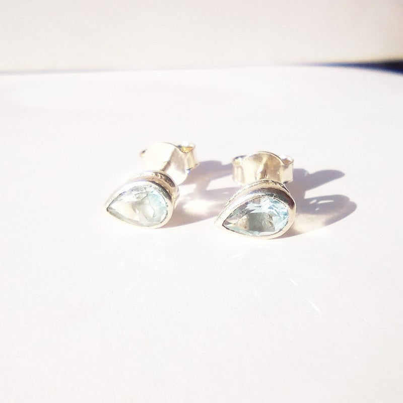 Lašo formos sidabriniai auskarai su topazu