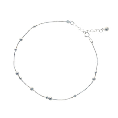 Sidabrinė rodžiuota grandinėlė ant kojos su burbuliukais