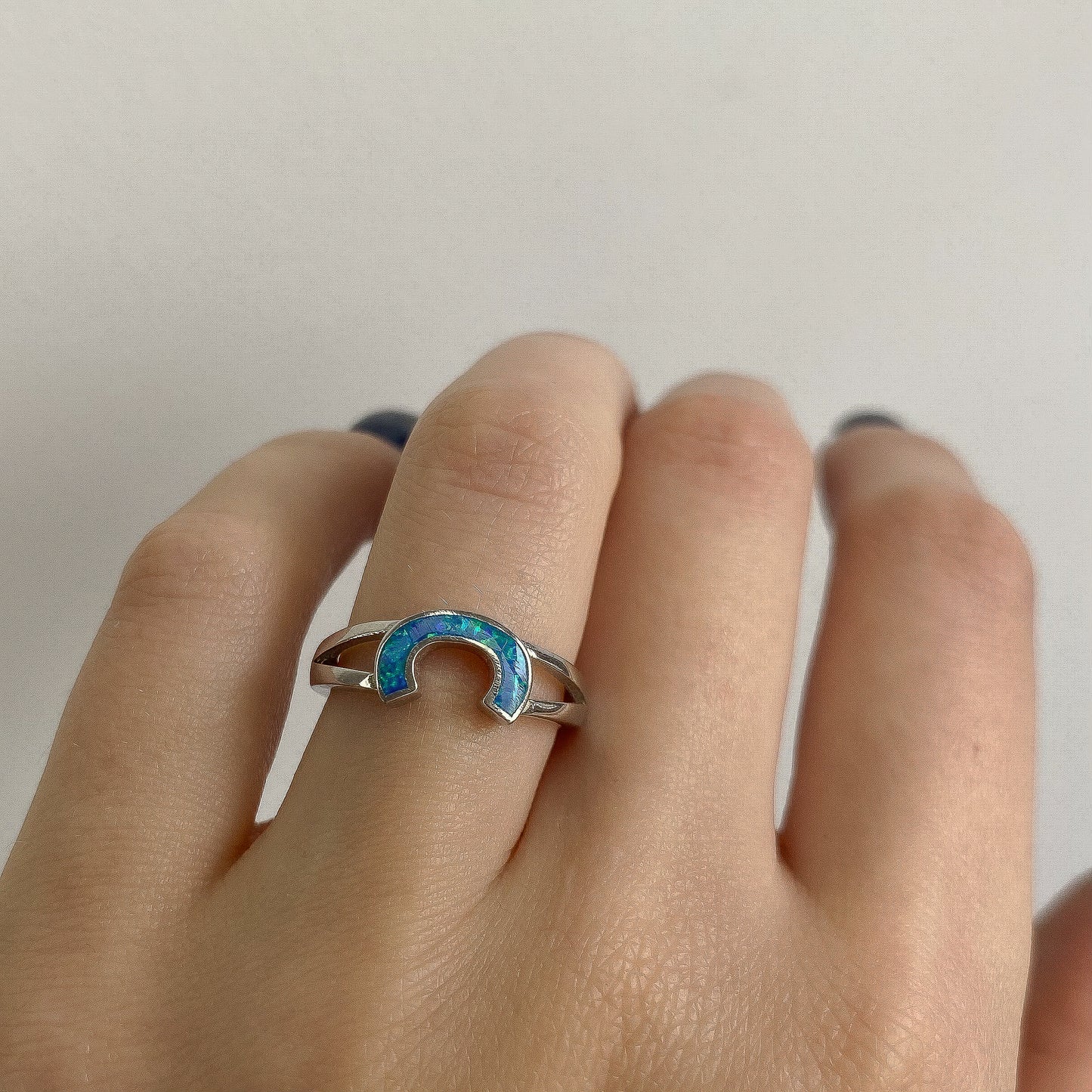 Sidabrinis rodžiuotas žiedas su opalu