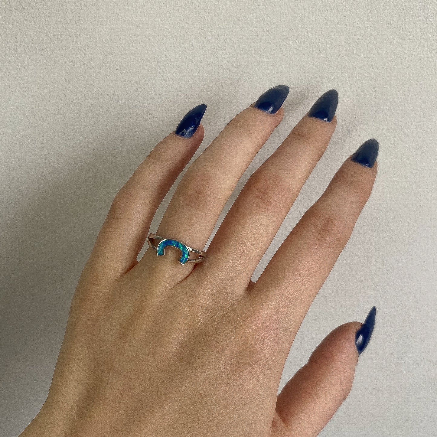 Sidabrinis rodžiuotas žiedas su opalu