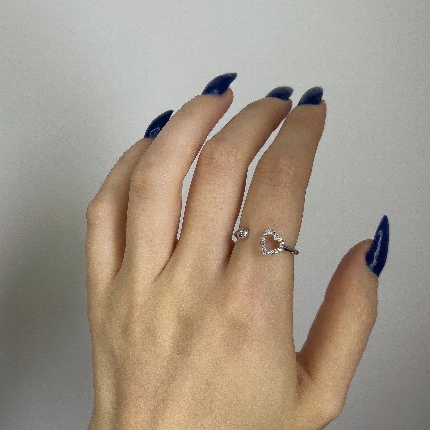 Sidabrinis rodžiuotas žiedas su širdute reg. dydžio