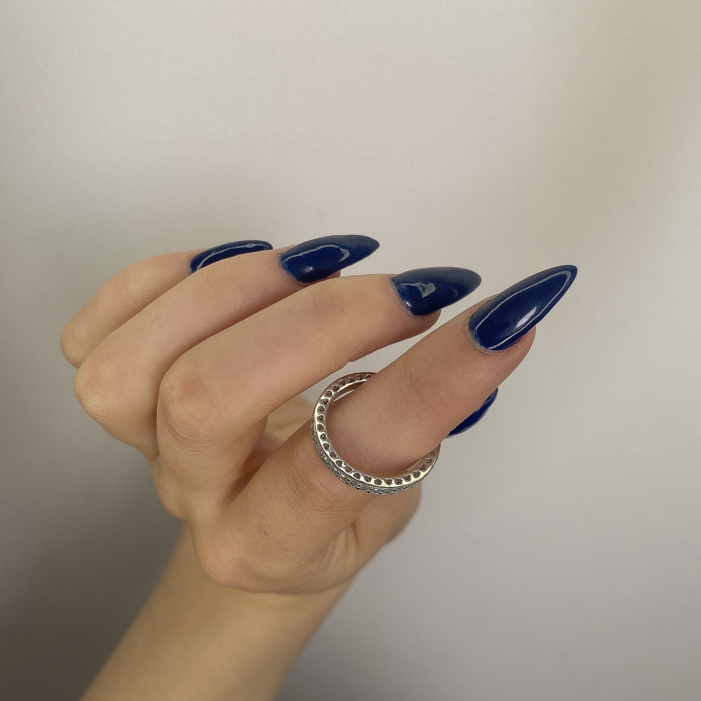 Žiedas su širdutėmis šone