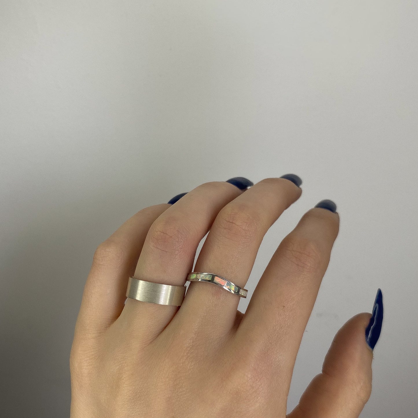 Rodžiuotas žiedas su opalu