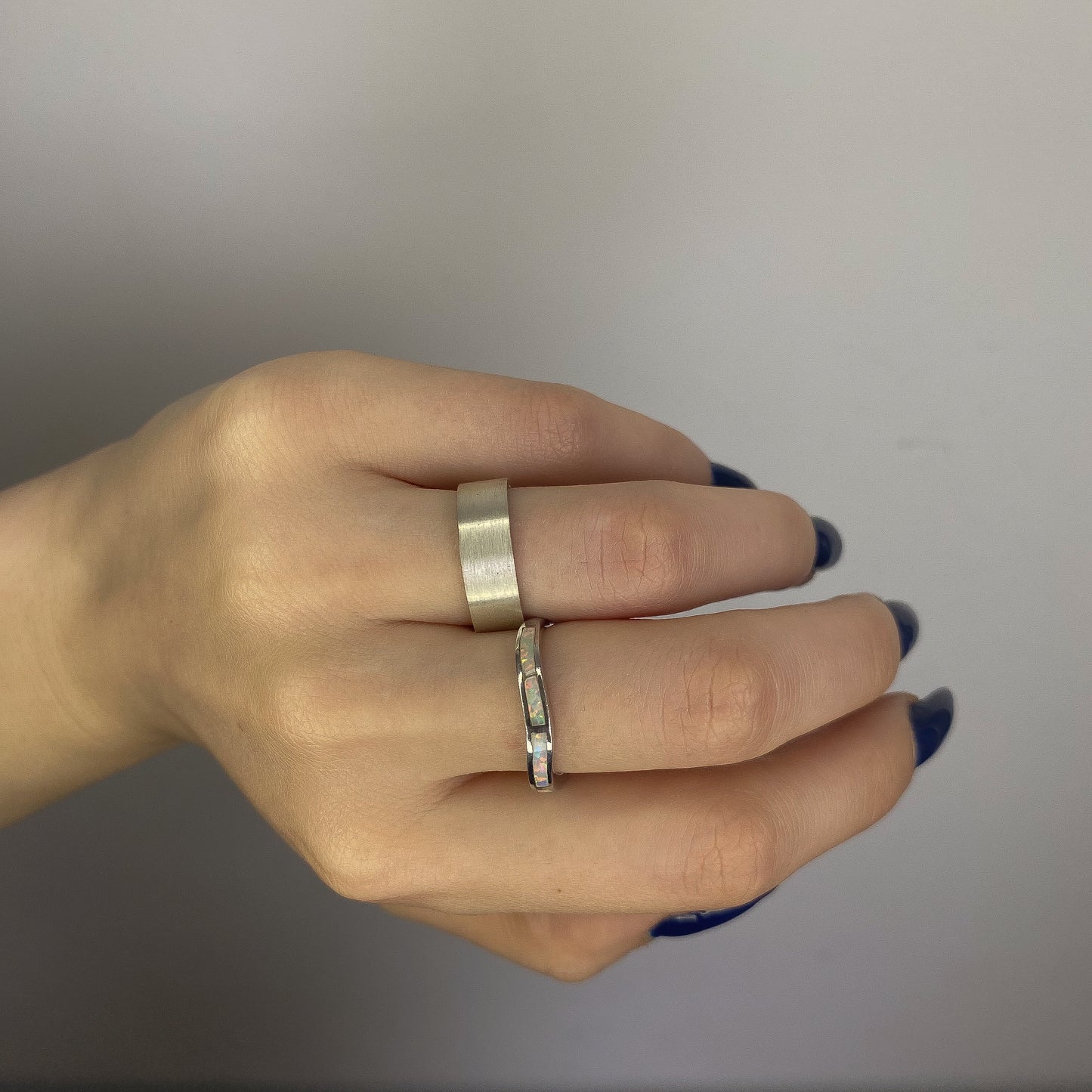 Rodžiuotas žiedas su opalu