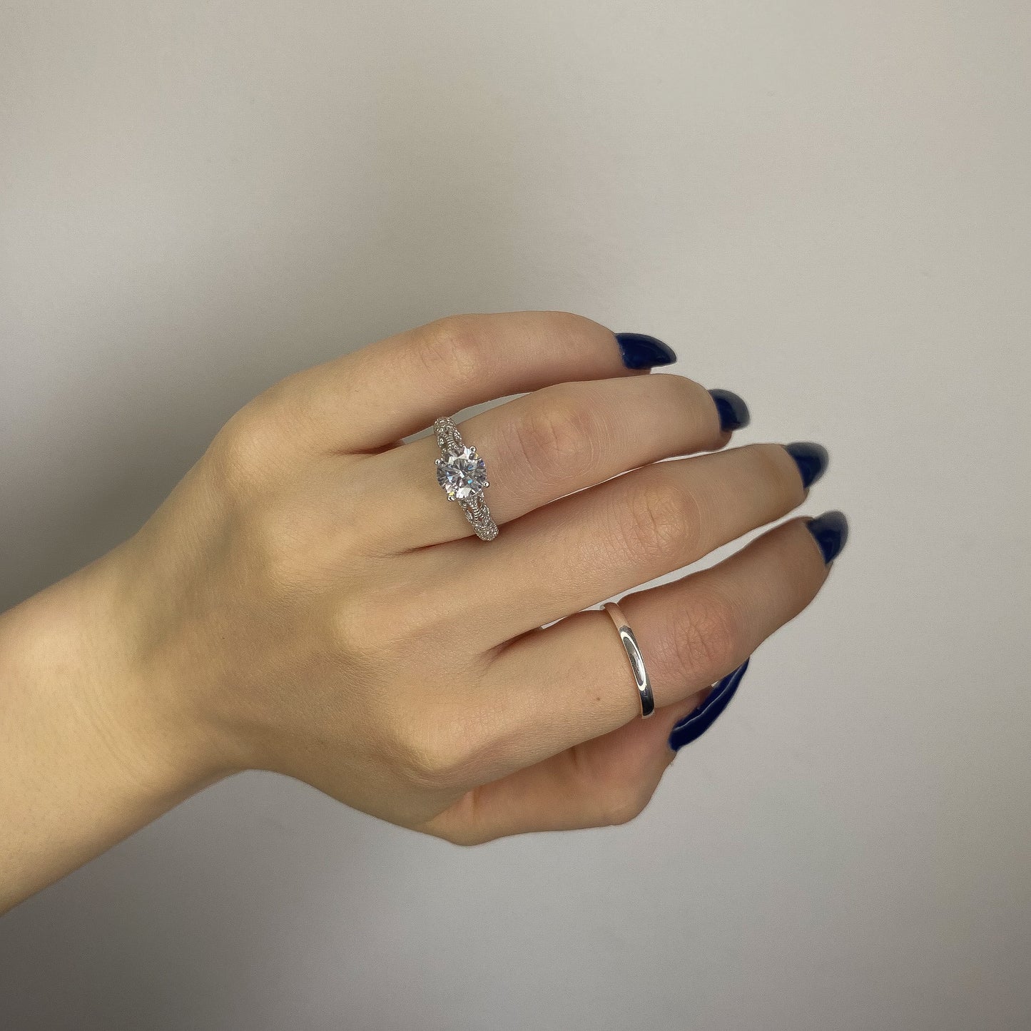 Puošnus ažūrinis sidabro žiedas su 7 mm kristalu