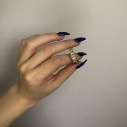 Puošnus sidabro žiedas auksuotais kraštais