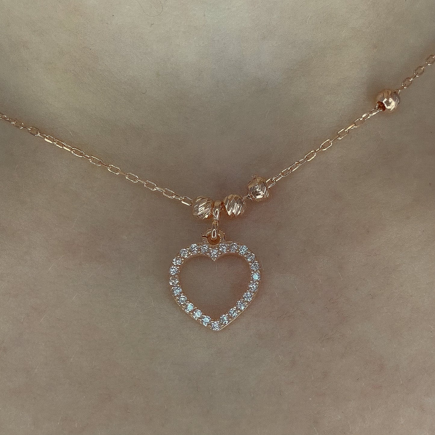 Paauksuota sidabrinė širdutė su grandinėle