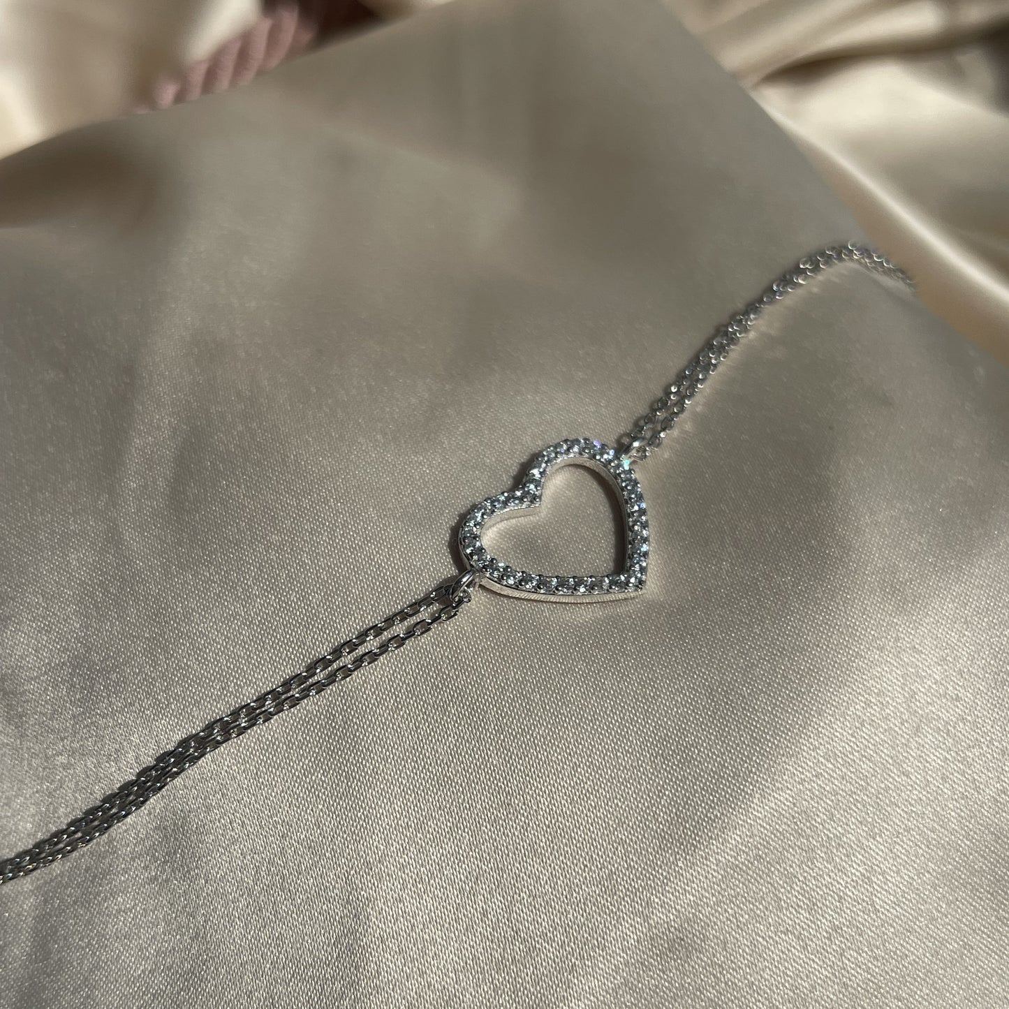 Sidabrinė rodžiuota apyrankė su širdele