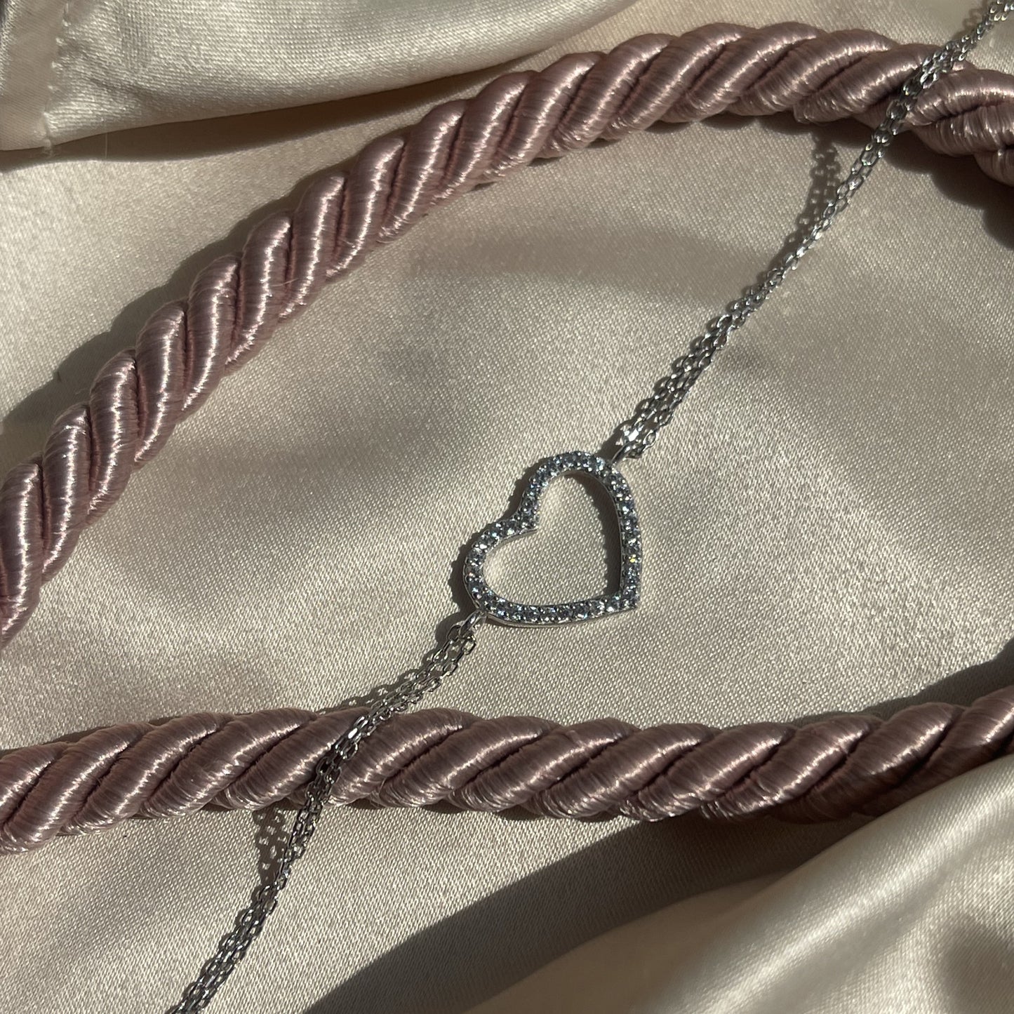 Sidabrinė rodžiuota apyrankė su širdele