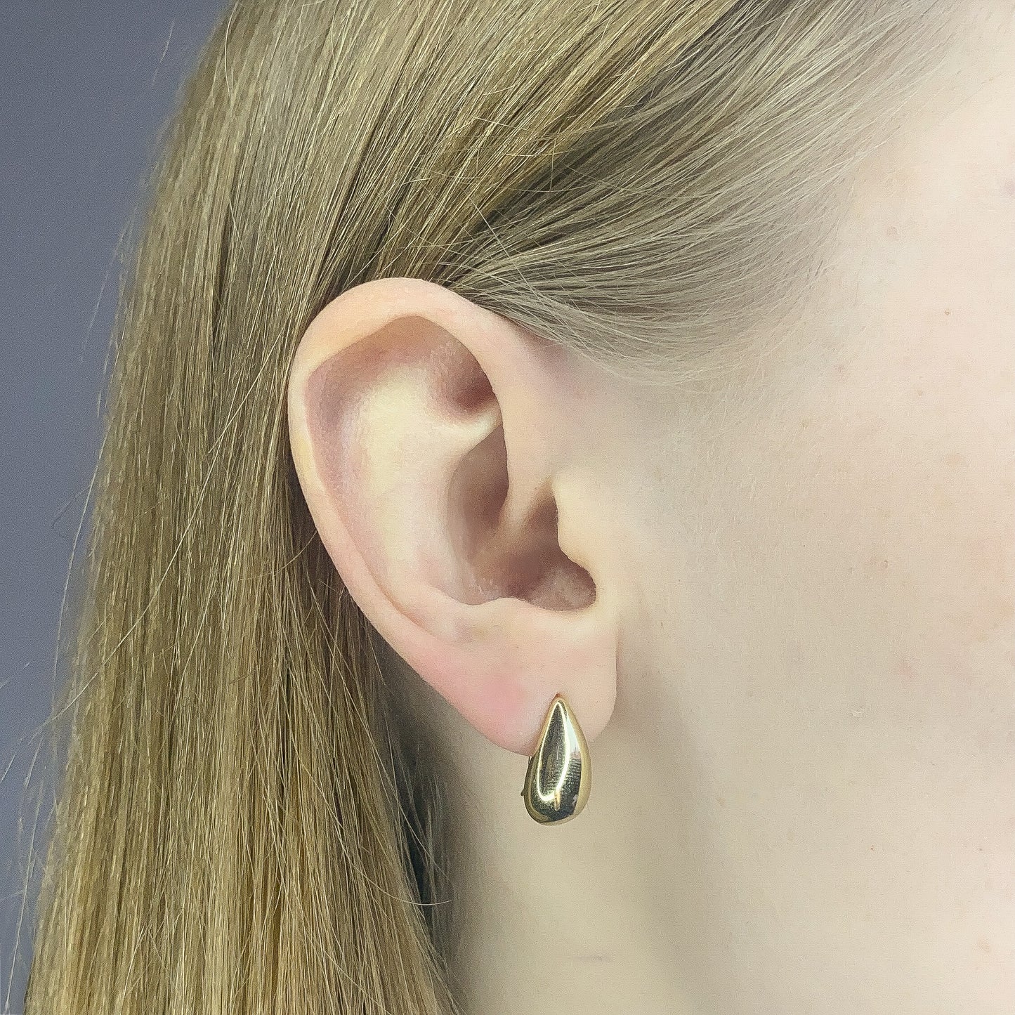 Sidabriniai lašo formos auskarai