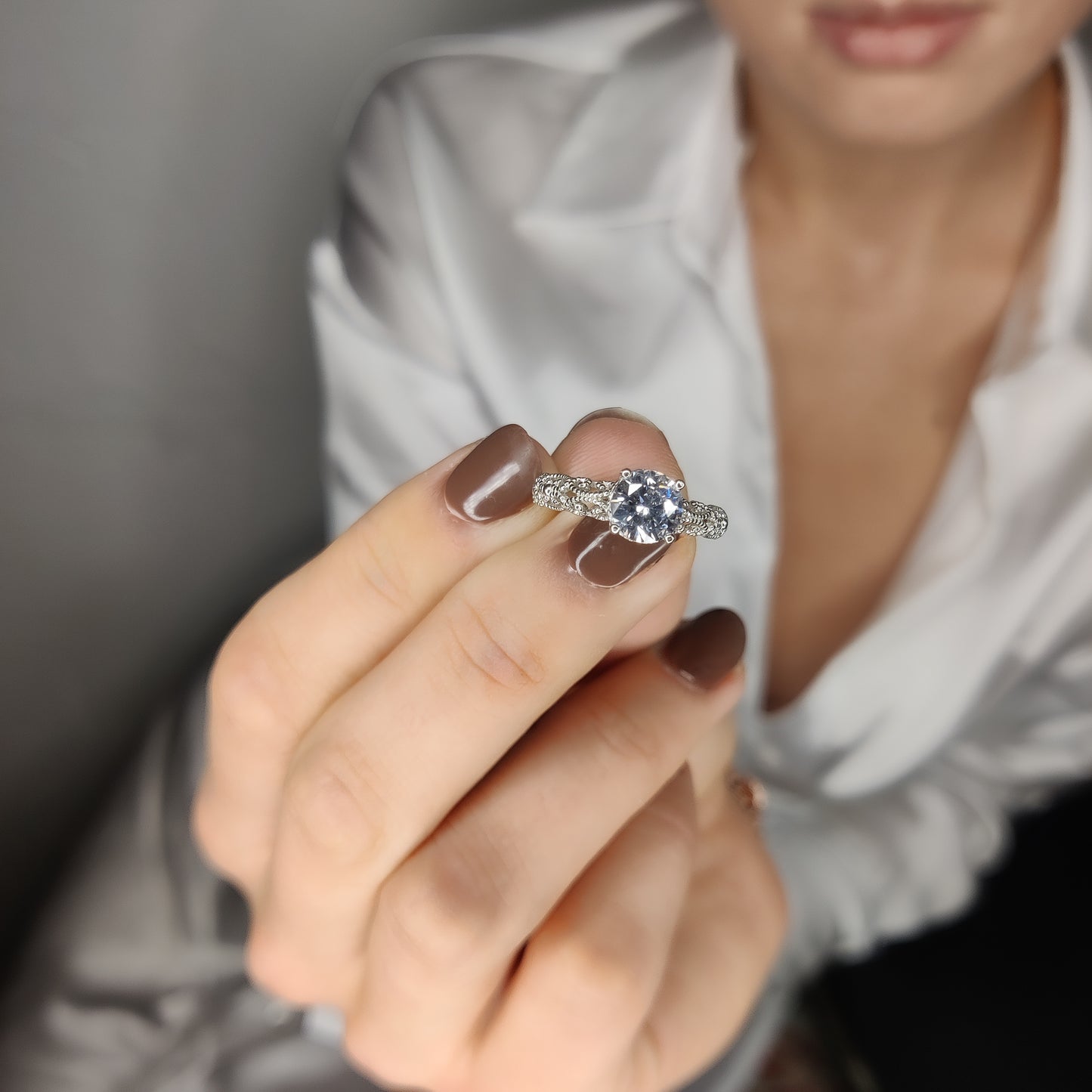 Puošnus ažūrinis sidabro žiedas su 7 mm kristalu