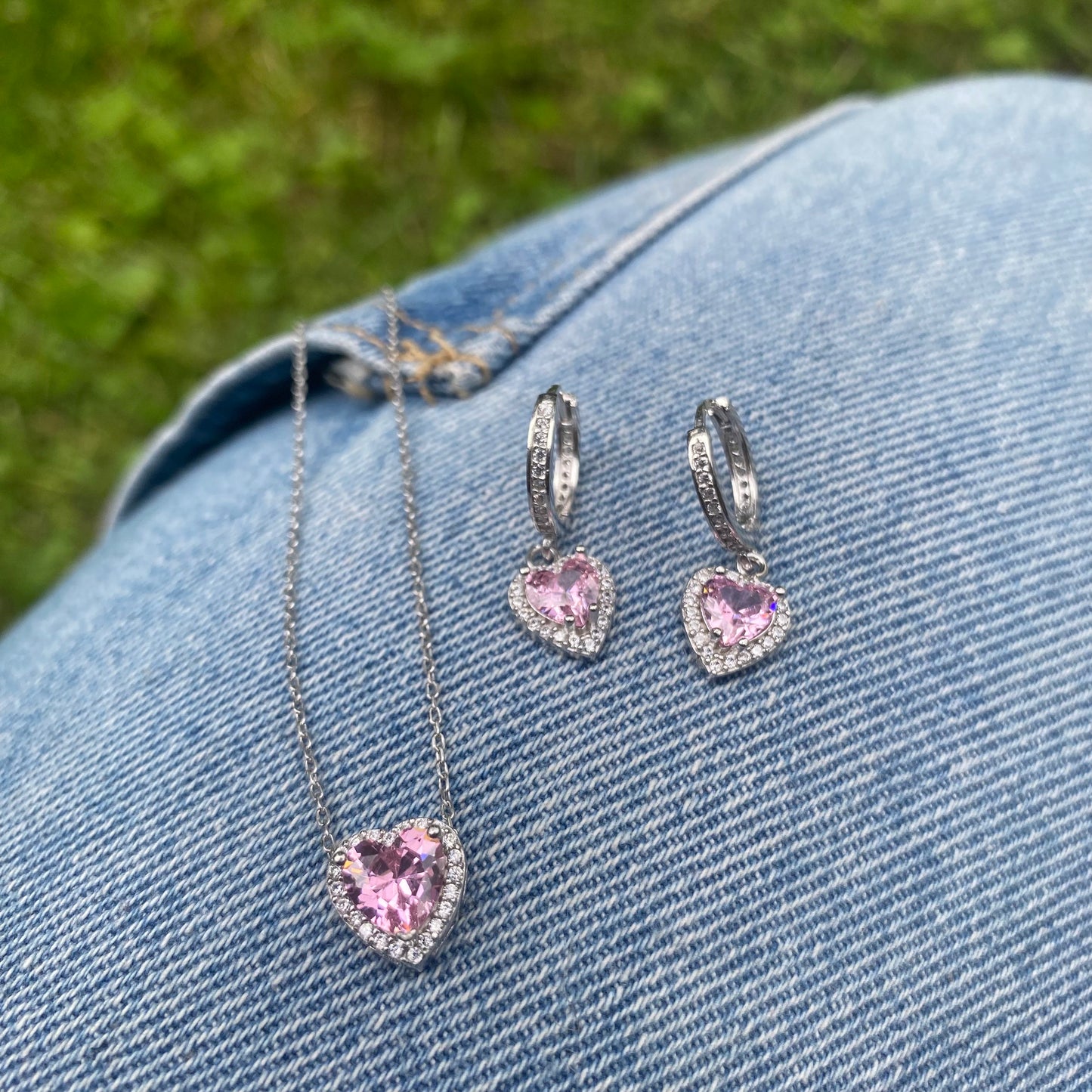Sidabrinės rodžiuotos rinkutės su rožinio cirkonio širdele