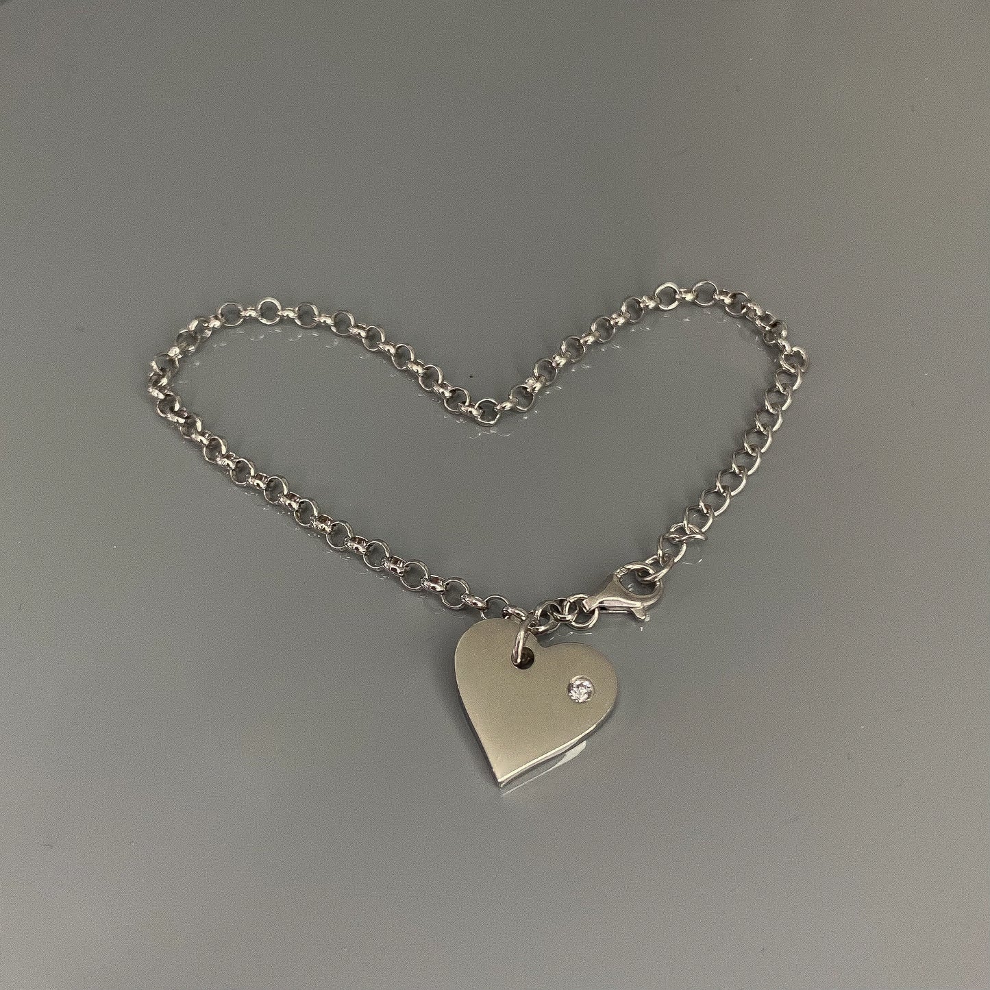 Sidabrinė rodžiuota apyrankė su kabančia širdele