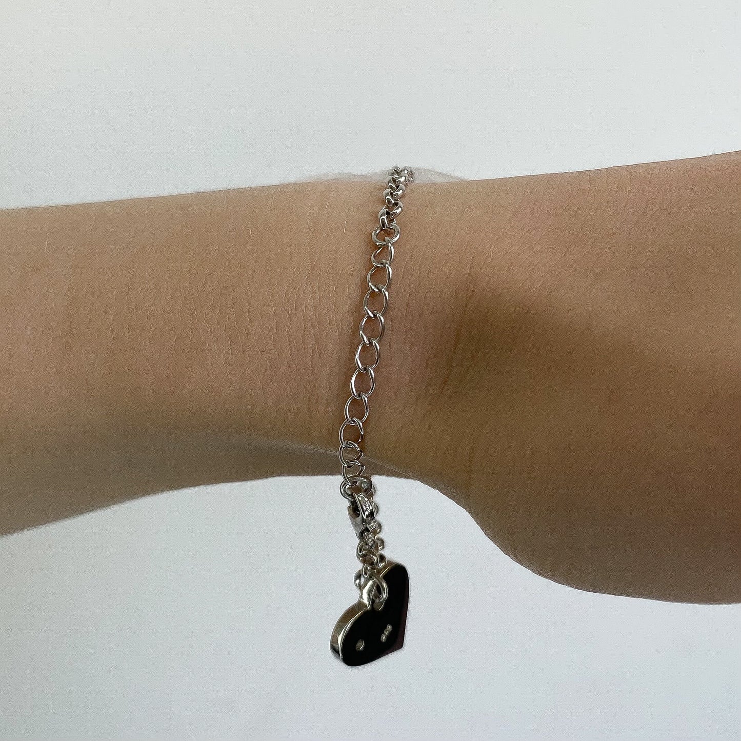 Sidabrinė rodžiuota apyrankė su kabančia širdele