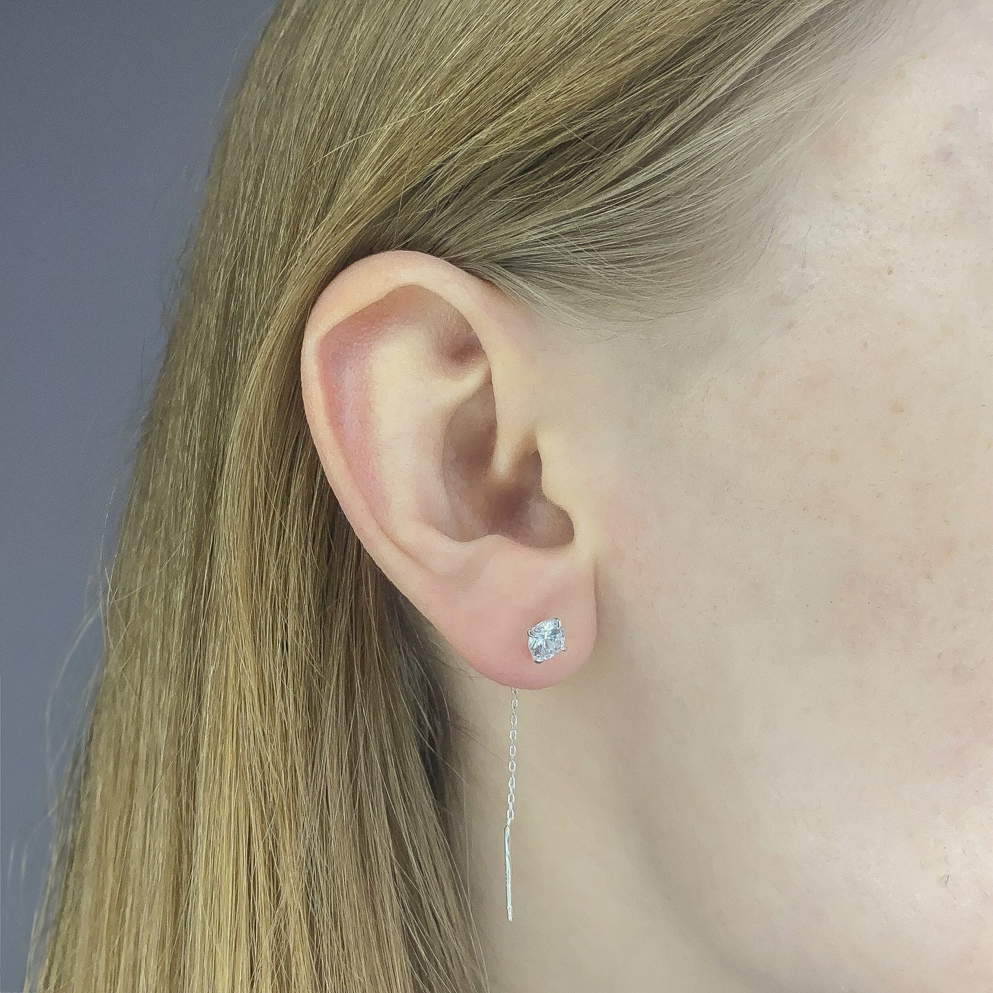 Sidabriniai kabantys auskarai su grandinėle ir cirkoniu