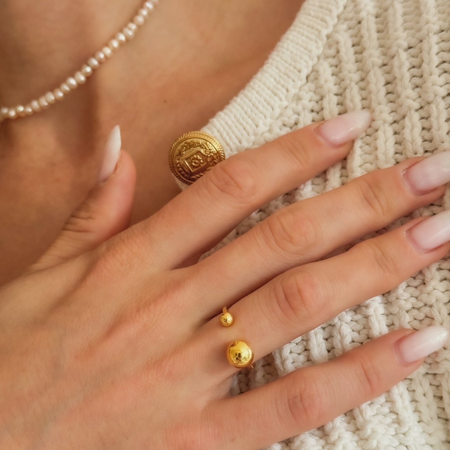 Sidabrinis auksuotas reg. dydžio žiedas su burbuliukais