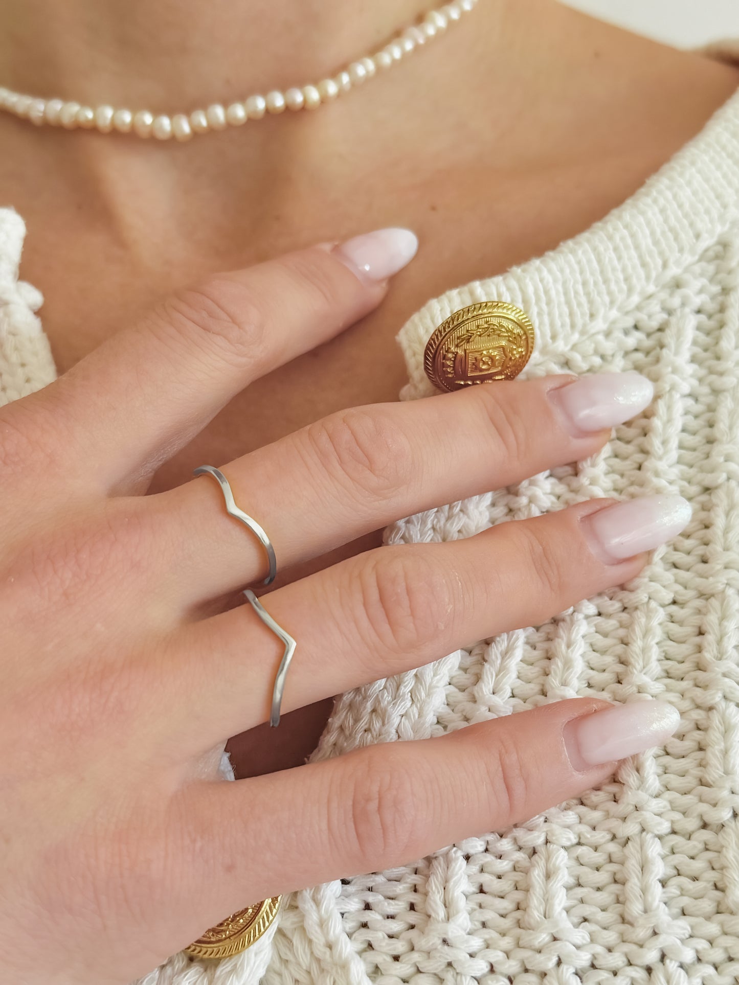 Sidabrinis rodžiuotas v formos žiedas