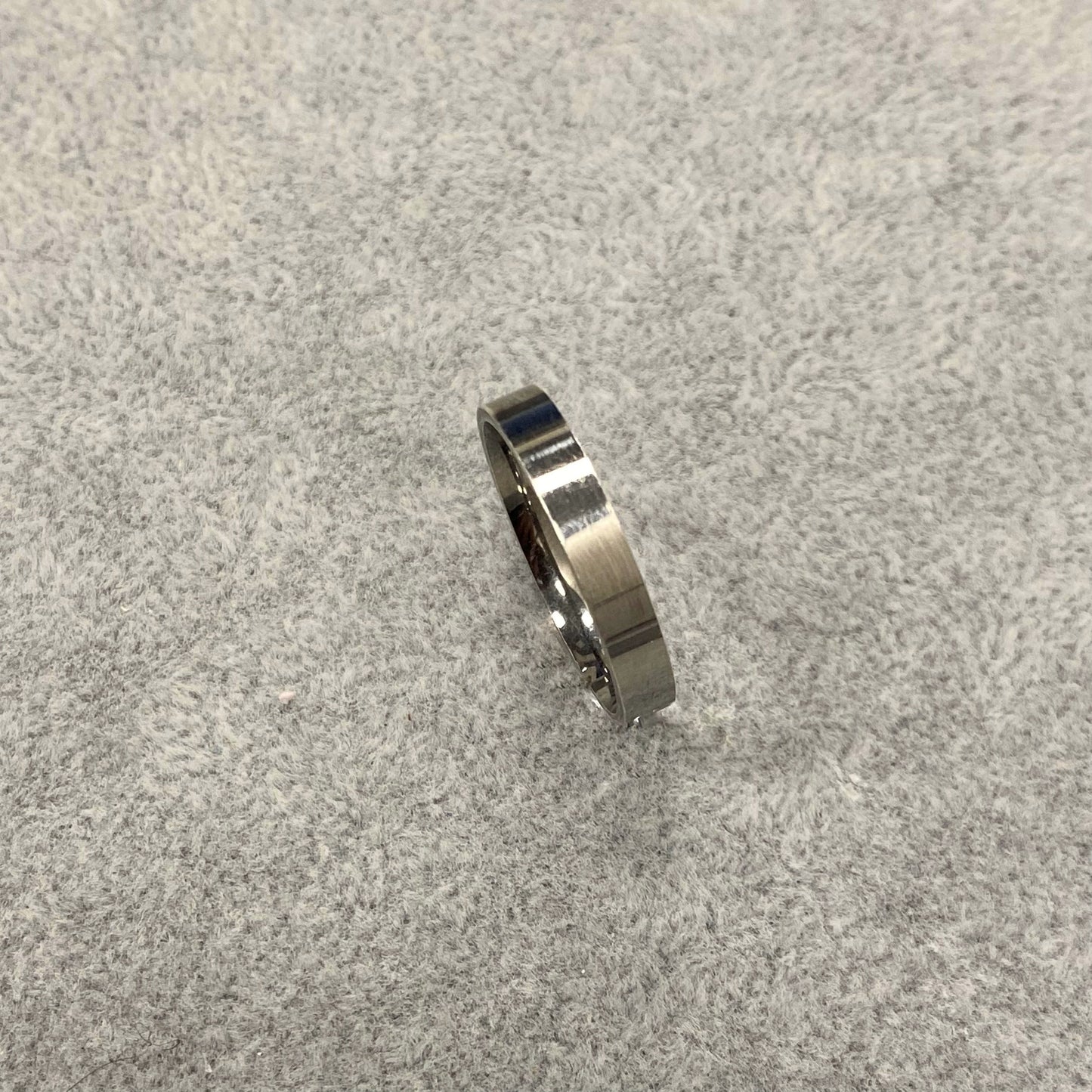 Sidabrinis 4mm pločio juodo rodžio žiedas