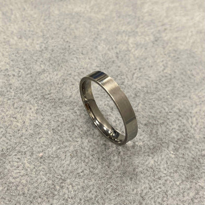 Sidabrinis 4mm pločio juodo rodžio žiedas