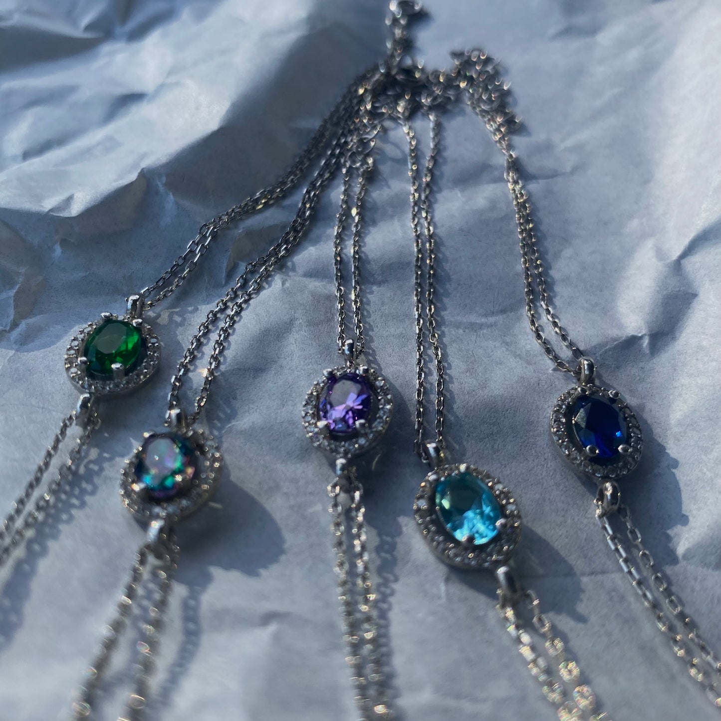 Sidabrinė rodžiuota apyrankė su ovaliu mistinio topazo akmeniu