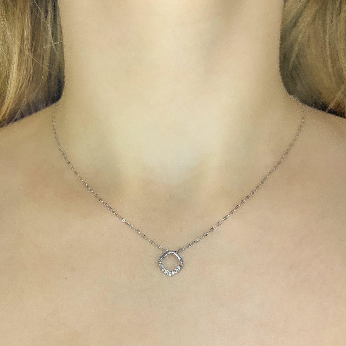 Sidabrinis rodžiuotas pakabukas su cirkoniais ir grandinėle