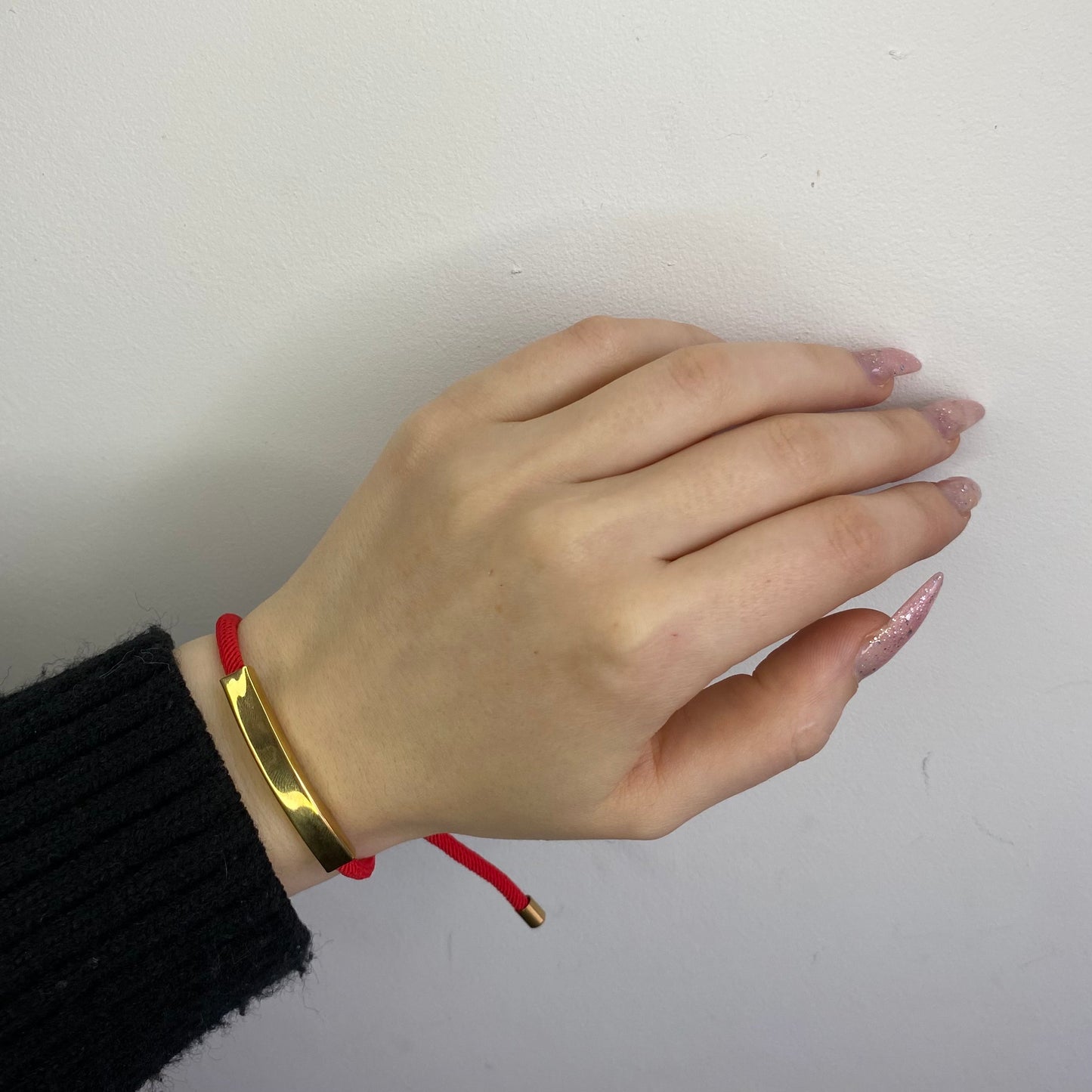 Raudono siūlo apyrankė su plieno detale