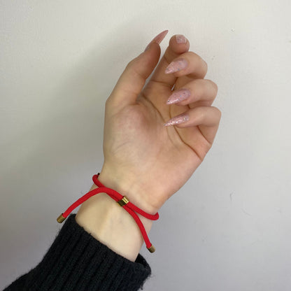 Raudono siūlo apyrankė su plieno detale